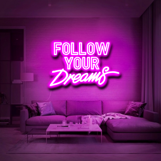 Leuchtreklame „Folge deinen Träumen“.